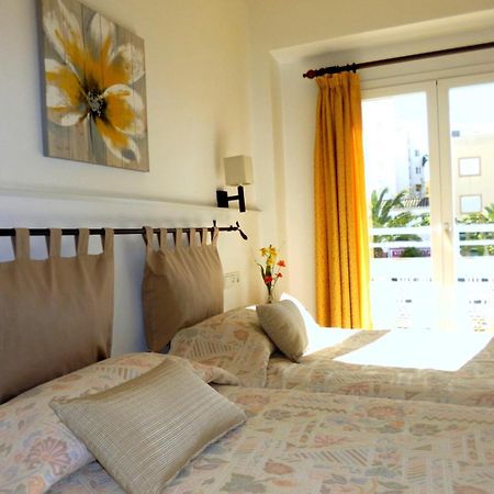 Hostal Yebisah Santa Eularia des Riu Bagian luar foto