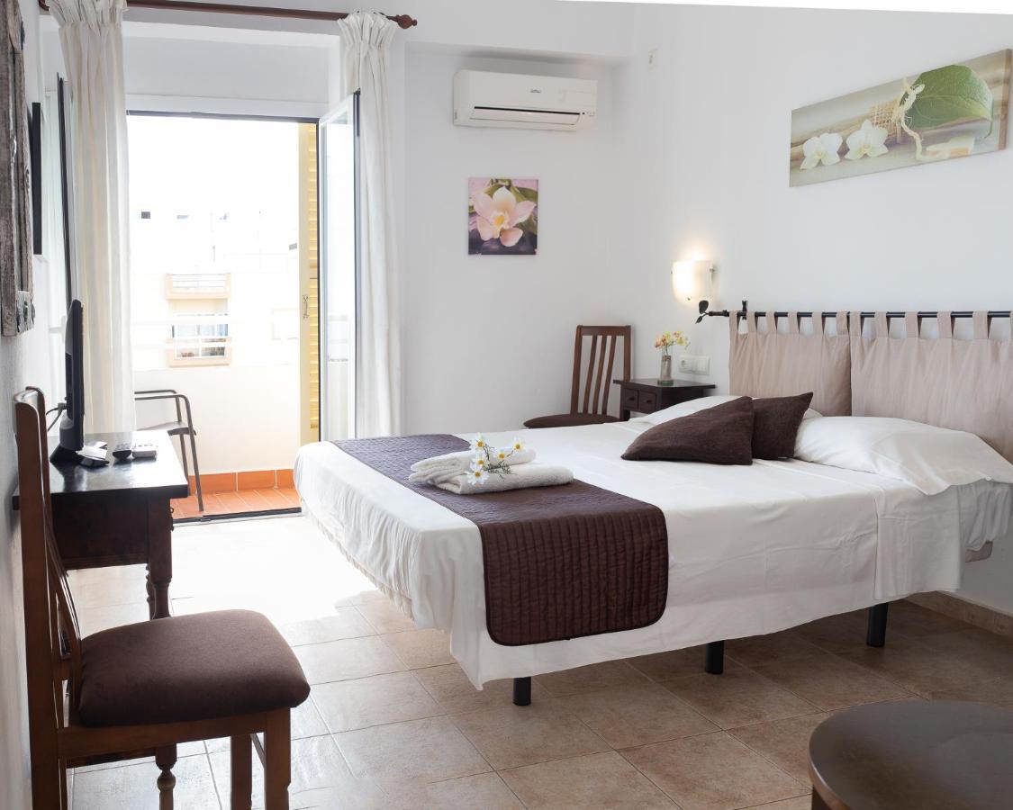 Hostal Yebisah Santa Eularia des Riu Bagian luar foto