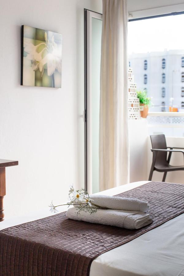 Hostal Yebisah Santa Eularia des Riu Bagian luar foto