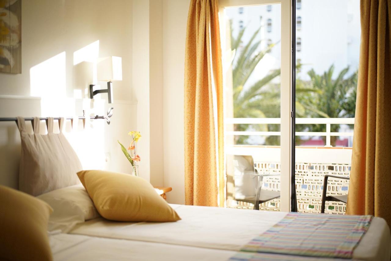 Hostal Yebisah Santa Eularia des Riu Bagian luar foto