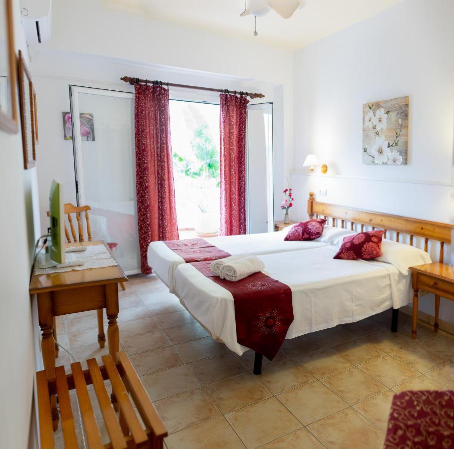 Hostal Yebisah Santa Eularia des Riu Bagian luar foto