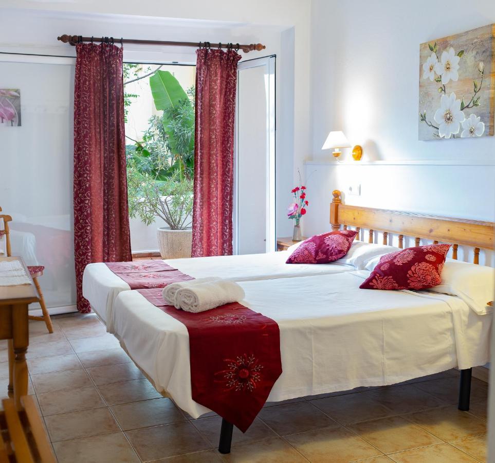 Hostal Yebisah Santa Eularia des Riu Bagian luar foto