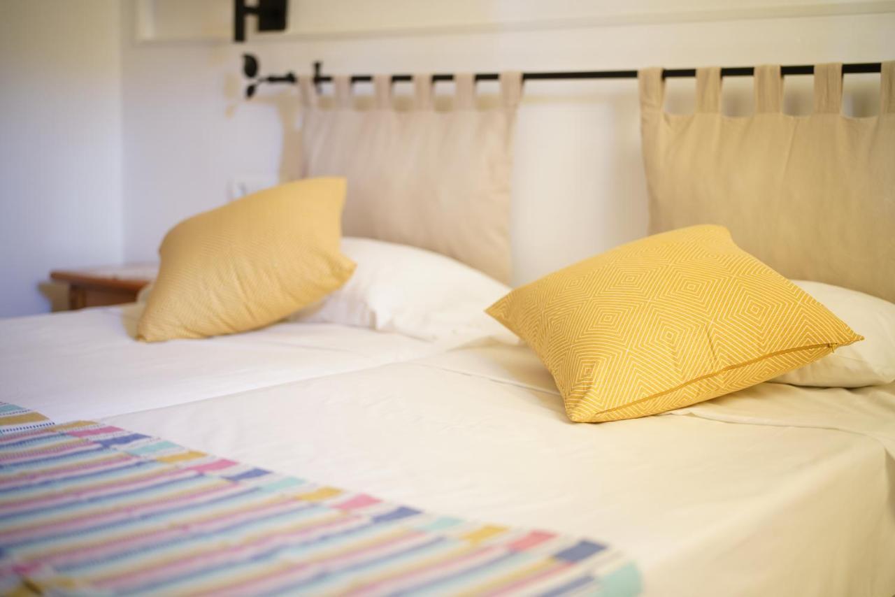 Hostal Yebisah Santa Eularia des Riu Bagian luar foto