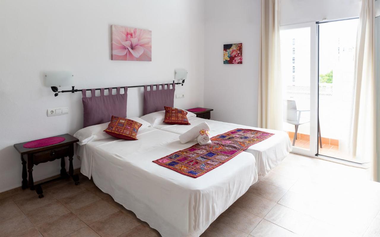 Hostal Yebisah Santa Eularia des Riu Bagian luar foto