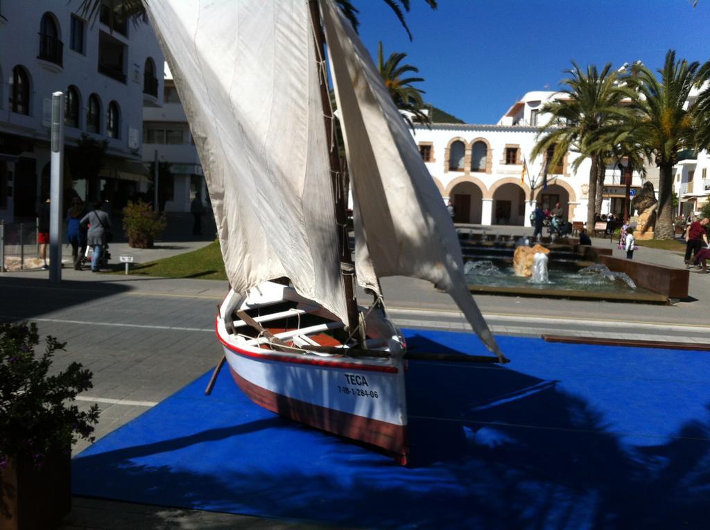 Hostal Yebisah Santa Eularia des Riu Bagian luar foto