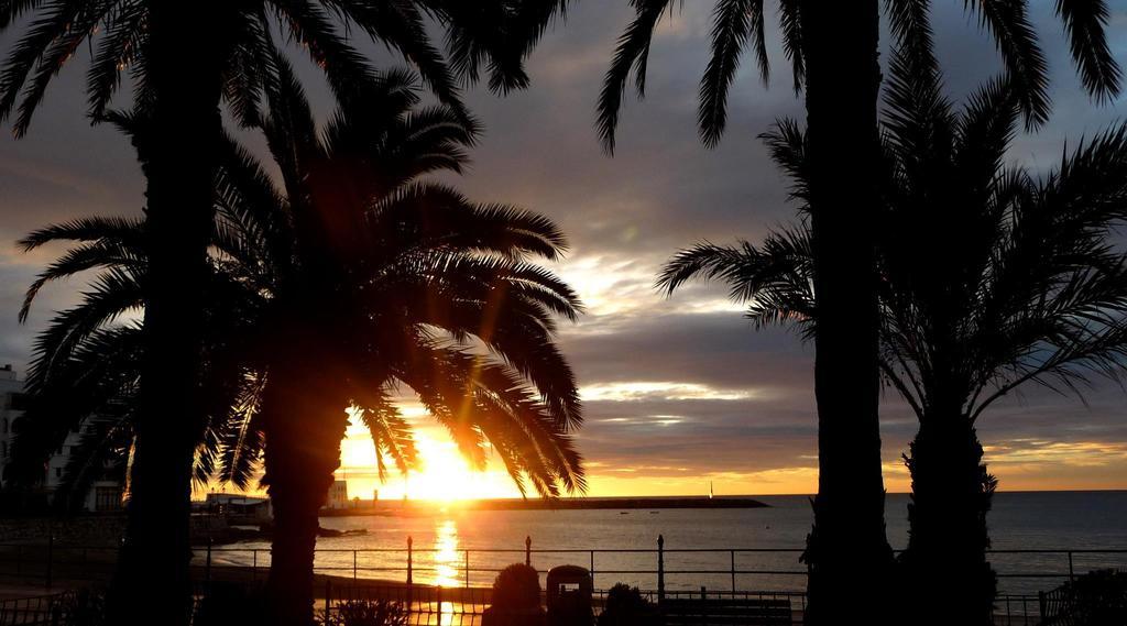 Hostal Yebisah Santa Eularia des Riu Bagian luar foto