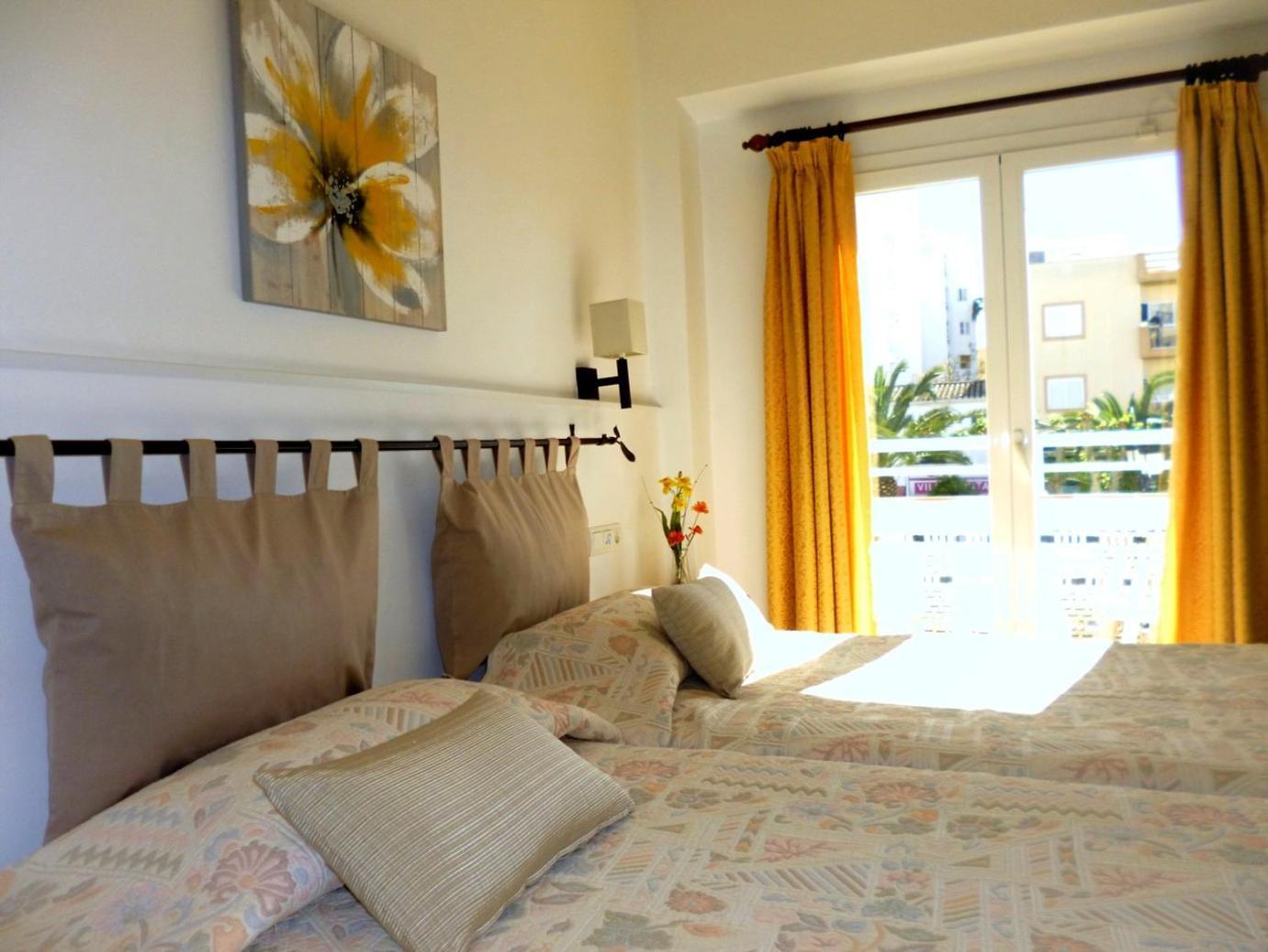 Hostal Yebisah Santa Eularia des Riu Bagian luar foto