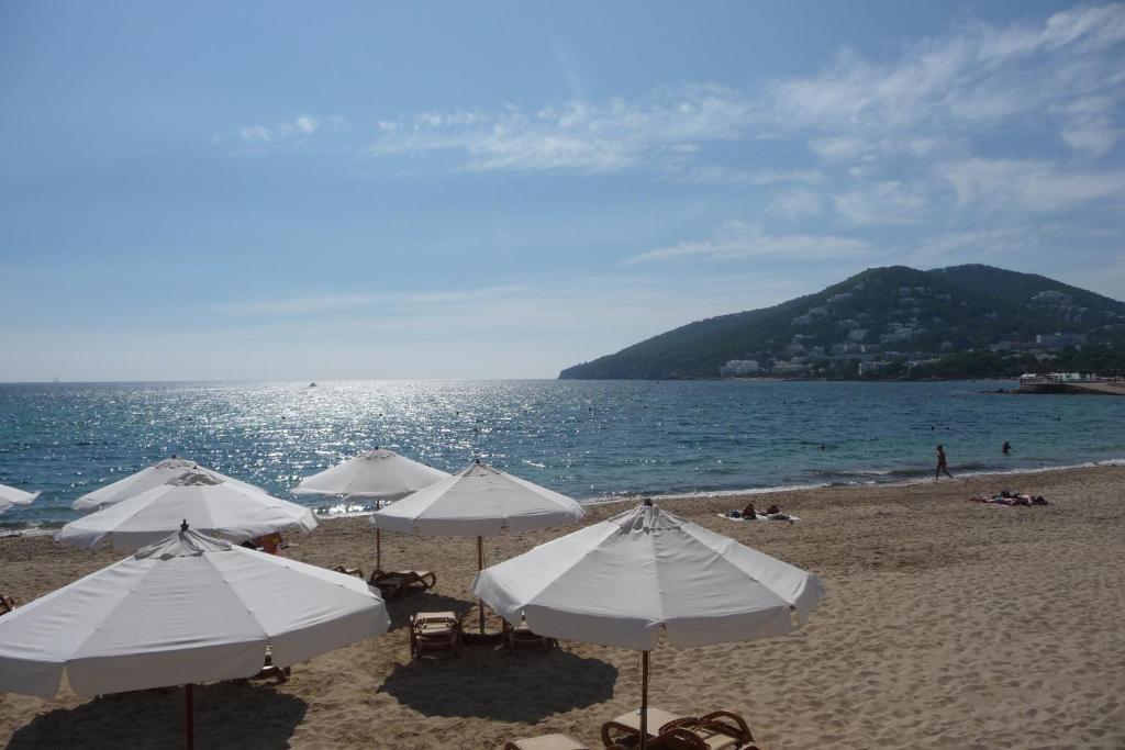 Hostal Yebisah Santa Eularia des Riu Bagian luar foto