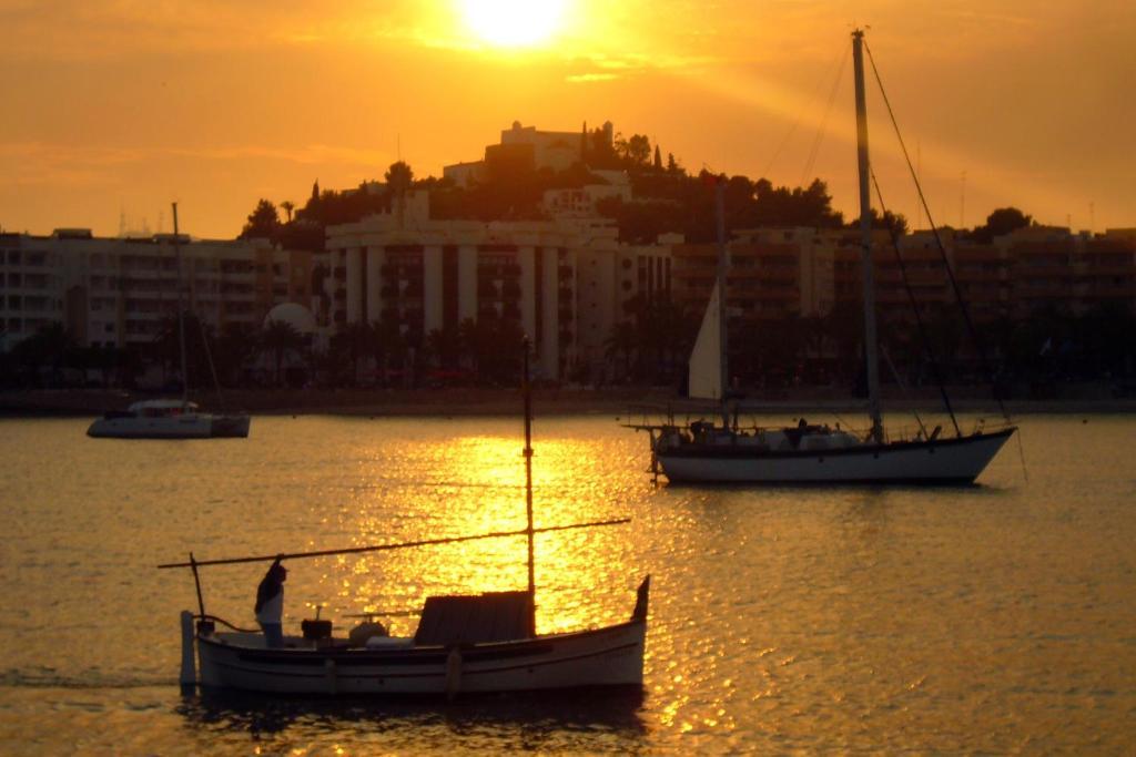 Hostal Yebisah Santa Eularia des Riu Bagian luar foto