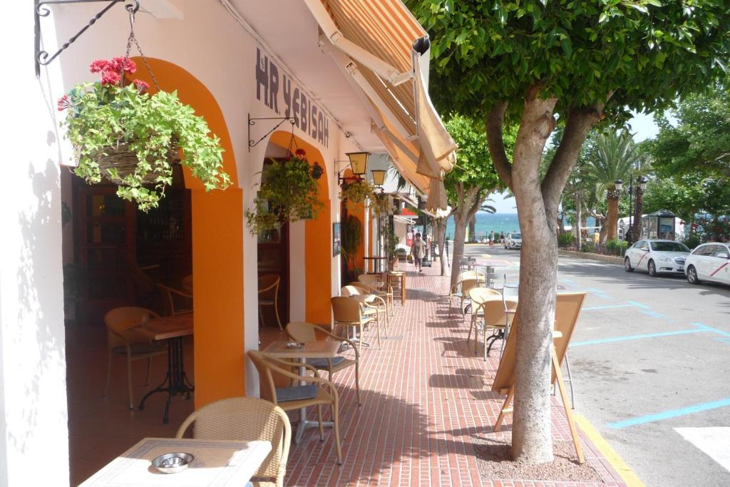 Hostal Yebisah Santa Eularia des Riu Bagian luar foto
