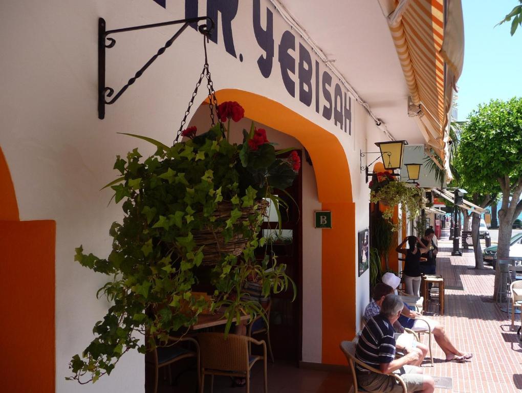 Hostal Yebisah Santa Eularia des Riu Bagian luar foto