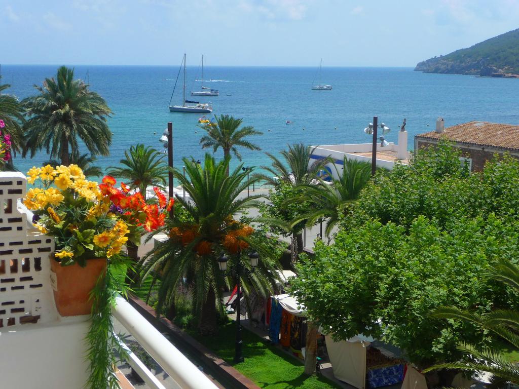 Hostal Yebisah Santa Eularia des Riu Bagian luar foto