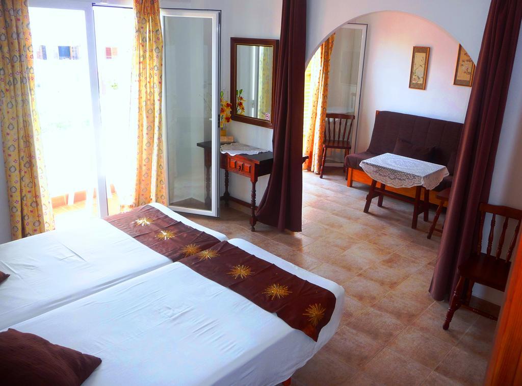 Hostal Yebisah Santa Eularia des Riu Bagian luar foto