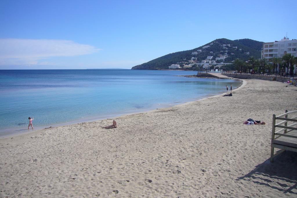 Hostal Yebisah Santa Eularia des Riu Bagian luar foto