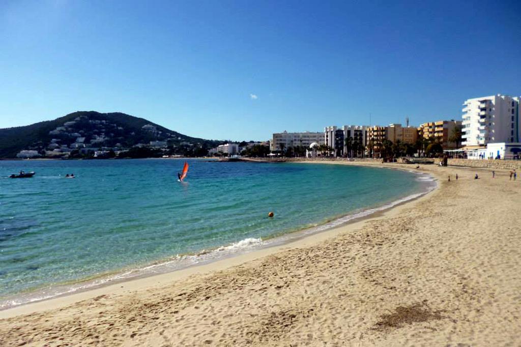 Hostal Yebisah Santa Eularia des Riu Bagian luar foto
