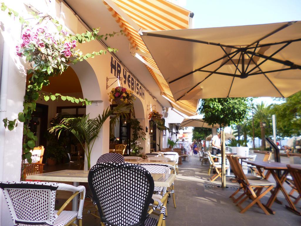Hostal Yebisah Santa Eularia des Riu Bagian luar foto