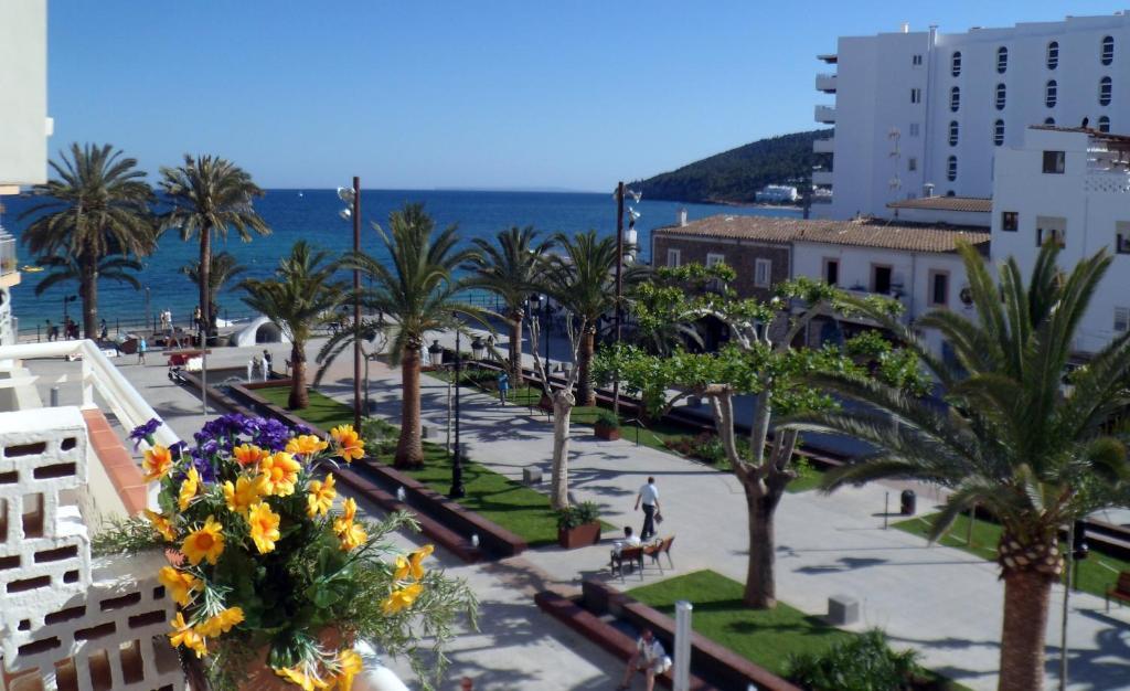 Hostal Yebisah Santa Eularia des Riu Bagian luar foto