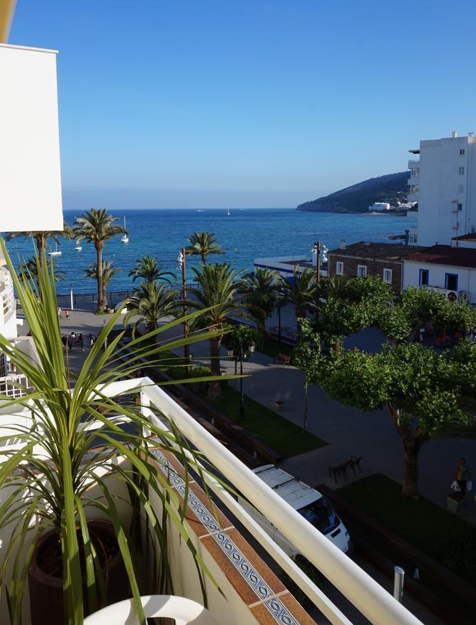 Hostal Yebisah Santa Eularia des Riu Bagian luar foto