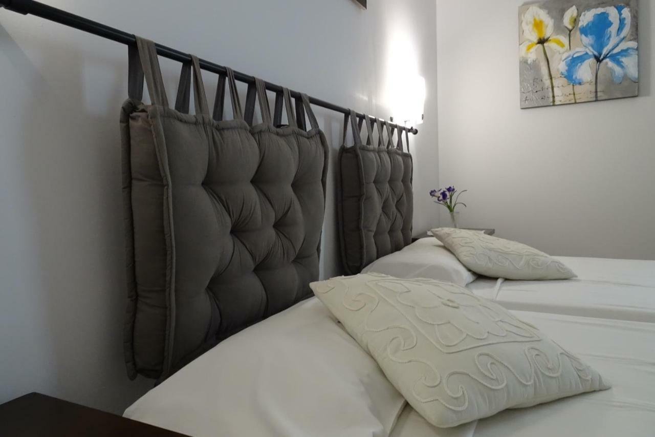 Hostal Yebisah Santa Eularia des Riu Bagian luar foto