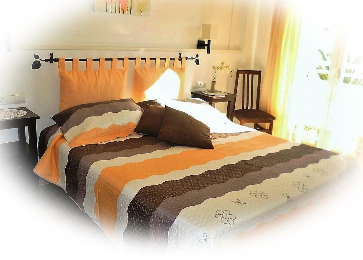 Hostal Yebisah Santa Eularia des Riu Bagian luar foto