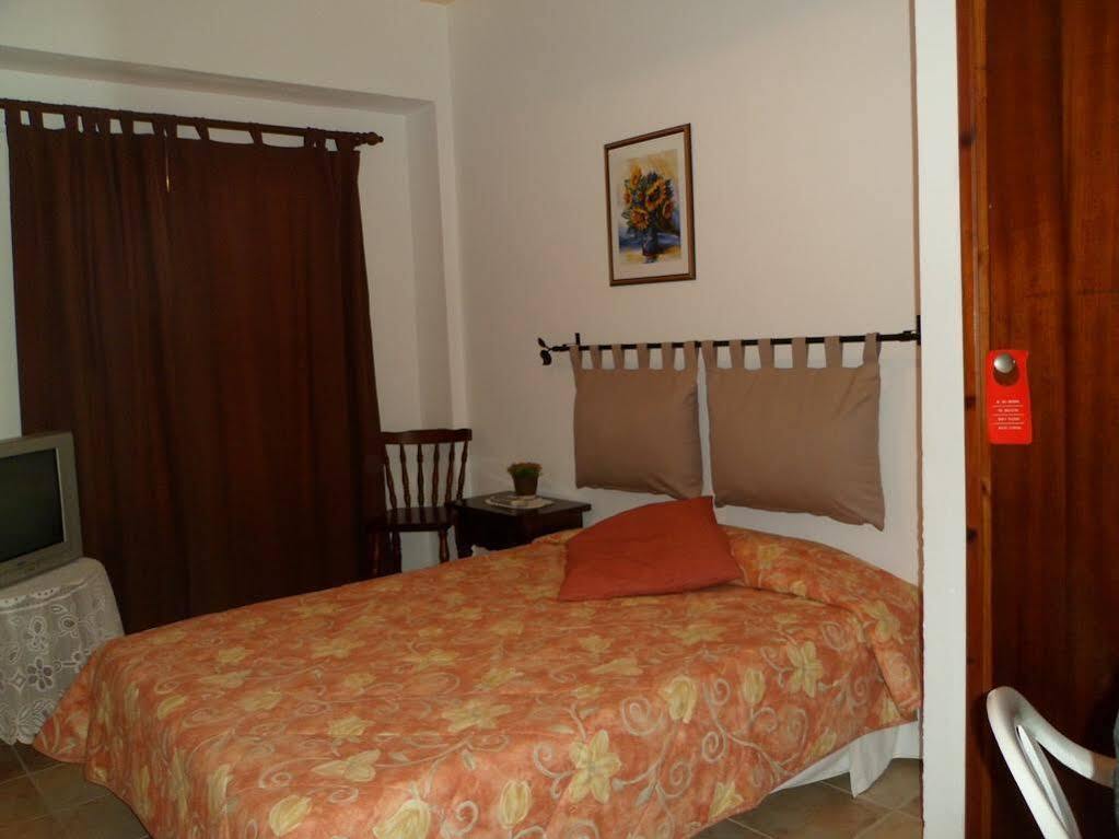 Hostal Yebisah Santa Eularia des Riu Bagian luar foto